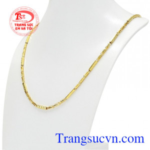 Đeo dây chuyền giúp phái nam thể hiện phong cách mang lại vẻ trẻ trung, nam tính cho phái mạnh.