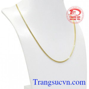 Sản phẩm kết hợp cùng mặt dây chuyền đá quý tôn lên vẻ sang trọng và đẳng cấp cho nữ giới.