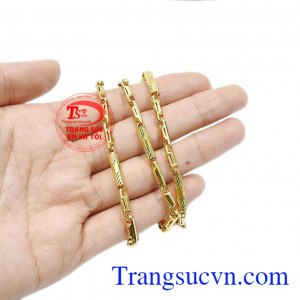 Chiếc dây chuyền vàng thành đạt thiết kế và chế tác phong cách, hợp thời trang dành cho những người đàn ông hiện đại. 