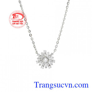 Chiếc dây chuyền này sẽ là món quà tặng xinh xắn để dành cho người con gái thân thương vào những dịp đặc biệt.