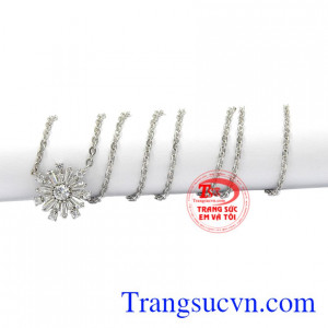 Dây chuyền vàng trắng bông tuyết hợp thời trang, dễ dàng kết hợp với nhiều trang phục.