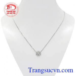 Dây chuyền vàng trắng bông tuyết được chế tác tinh xảo mang đến vẻ thanh tú và trang nhã cho người đeo.