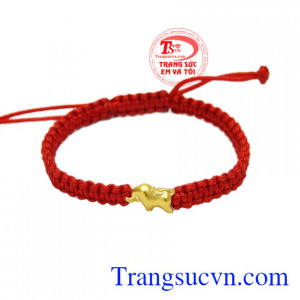 Dây tết charm vàng tuổi Sửu dành cho các bé yêu mang đến vẻ xinh xắn, dễ thương đến cho con yêu của bạn.
