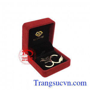 Ghim cài áo kỷ niệm có thể đặt chế tác theo yêu cầu. 