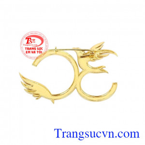 Chế tác bằng chất liệu vàng tây 18k đảm bảo độ bền đẹp, sáng bóng với thời gian. Ghim cài áo kỷ niệm