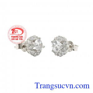 Hoa tai bạc kiêu sa nổi bật với những viên đá cz tỏa sáng.