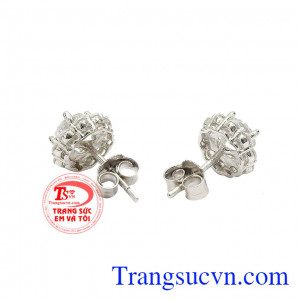 Các chị em có thể dễ dàng kết hợp đôi hoa tai này cùng các phụ kiện hay trang phục khác nhau. Hoa tai bạc kiêu sa