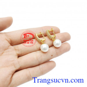 Hoa tai ngọc trai sang trọng dễ dàng kết hợp cùng nhiều kiểu trang phục, mang tới vẻ đẹp thanh lịch, đẳng cấp và quý phái cho người dùng. 