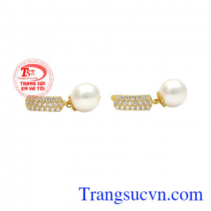 Không chỉ bởi vẻ đẹp thuần khiết, tinh tế mà còn bởi ý nghĩa phong thủy của ngọc trai. Hoa tai ngọc trai sang trọng