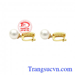 Người ta tin rằng, khi sử dụng ngọc trai thường xuyên sẽ giúp tinh thần trở nên tích cực, thư thái và giảm căng thẳng mệt mỏi. Hoa tai ngọc trai sang trọng