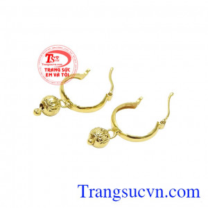 Các nhà thiết kế đã khéo léo sử dụng các chi tiết tròn dạng hạt để tăng thêm điểm nhấn. Hoa tai nhỏ đáng yêu