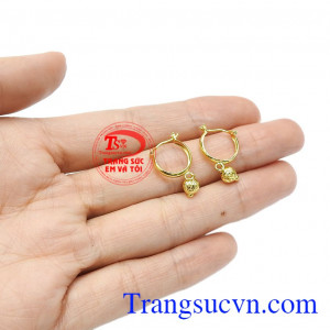 Sản phẩm được chế tác từ vàng tây 10k bền đẹp. Hoa tai nhỏ đáng yêu