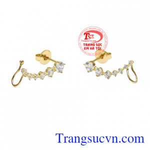 Sản phẩm hiện đang là mẫu hoa tai xu hướng được nhiều phái đẹp yêu thích vừa độc đáo mà vẫn giữ được nét nữ tính.
