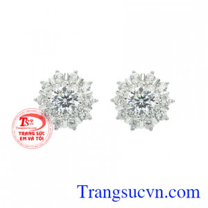Hoa tai nữ bạc xinh xắn được chế tác tinh xảo mang đến một đôi bông tai đẹp mắt.