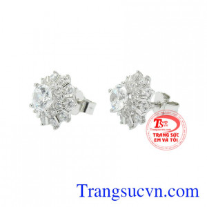 Đôi hoa tai này phù hợp với nhiều kiểu trang phục giúp phái đẹp thỏa sức diện các bộ đồ theo nhiều phong cách.