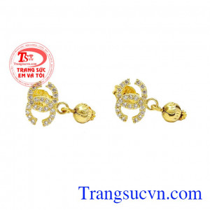 Sản phẩm gắn đá cz nhỏ giúp đôi hoa tai càng thêm phần nữ tính và cuốn hút hơn. Hoa tai nữ phong cách