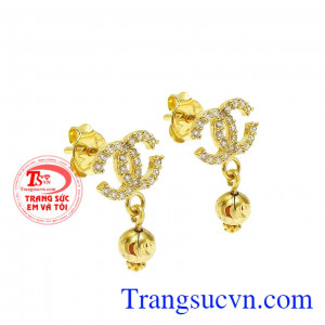 Hoa tai nữ phong cách với kiểu dáng trẻ trung và hợp thời trang. 