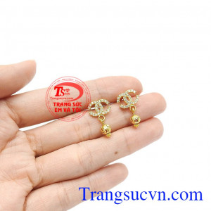 Hoa tai là món đồ trang sức không thể thiếu với phái đẹp. Hoa tai nữ phong cách