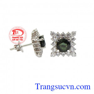 Đá sapphire thiên nhiên hợp phong thủy mang tới nhiều may mắn và tài lộc. Hoa tai sapphire ấn tượng