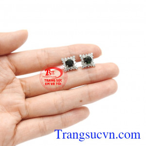 Chính vì thế mà đá sapphire được lựa chọn làm quà tặng kỷ niệm 5 năm và 45 năm ngày cưới. Hoa tai sapphire ấn tượng