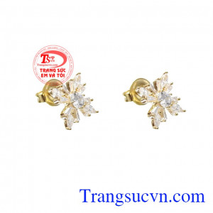 Phong cách, kiêu sa và hợp xu hướng là những gì các nhà thiết kế muốn gửi tới phái đẹp qua đôi hoa tai này. Hoa tai vàng tây tỏa sáng