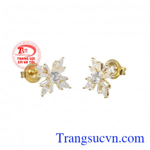 Hoa tai vàng tây tỏa sáng chế tác và thiết kế theo công nghệ hiện đại. 