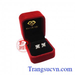 Hoa tai vàng trắng tỏa sáng là món quà tinh tế để các chàng có thể dành tặng đến người phụ nữ mà mình yêu thương.