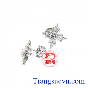 Lộng lẫy với những viên đá nhỏ được kết hợp với nhau tạo nên đôi hoa tai đầy lôi cuốn. Hoa tai vàng trắng tỏa sáng