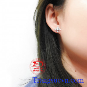 Với phong cách trẻ trung và cá tính này, phái đẹp có thể kết hợp với những bộ trang phục dự tiệc hoặc đi làm. Hoa tai vàng trắng tỏa sáng