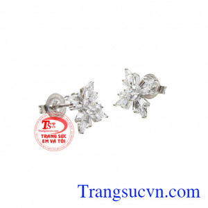 Hoa tai vàng trắng tỏa sáng là một sản phẩm mới tại Trang sức Em và Tôi. 