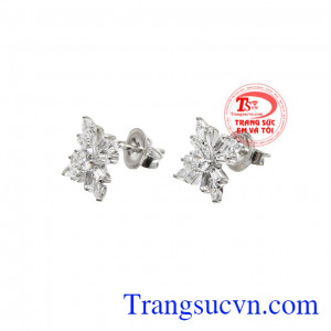 Sản phẩm là bí mật nho nhỏ giúp gương mặt của các chị em trở nên rạng rỡ hơn. Hoa tai vàng trắng tỏa sáng