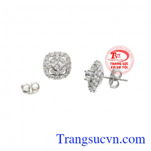 Những viên đá cz được kết hợp với nhau tạo nên đôi hoa tai lấp lánh hợp thời trang. Hoa tai vàng trắng xinh đẹp