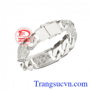 Thiết kế nam tính mang đến một sản phẩm hoàn hảo cho người dùng. Lắc bạc bản lĩnh phái mạnh