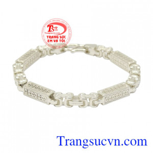 Lắc bạc nam kim tiền được chế tác tinh tế mang đến vẻ nam tính và mạnh mẽ dành cho các cánh mày râu.
