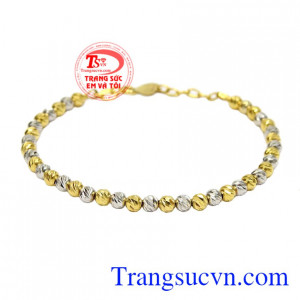 Lắc bi hiện đang là mẫu trang sức được ưa thích bởi nó không quá cầu kỳ, lộng lẫy nhưng vẫn khiến người đeo tỏa sáng.