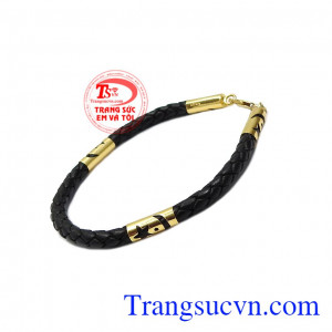 Lấy ý tưởng từ dây bọc vàng đeo cổ, các người thợ chế tác đã tạo ra chiếc lắc tay độc đáo. Lắc tay da bọc vàng nam tính