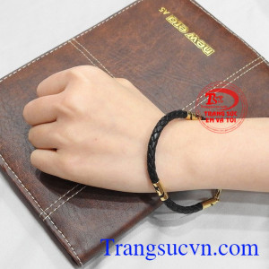 Sản phẩm có thể đặt chế tác theo yêu cầu. Lắc tay da bọc vàng nam tính