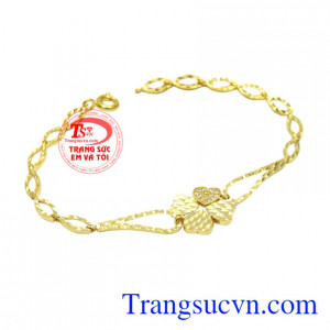 Sản phẩm được chế tác hình cỏ bốn lá mang đến may mắn dành cho người đeo.