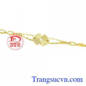 Lắc tay vàng là món quà mang ý nghĩa hàn gắn một tình yêu lâu bền dành cho người con gái thân thương.