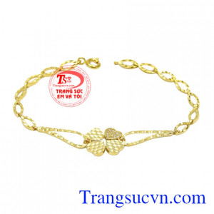 Lắc tay nữ may mắn được chế tác tinh xảo, sáng bóng đem lại vẻ thời trang cho nữ giới.