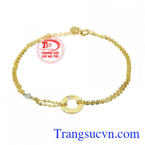 Lắc tay nữ tình yêu được chế tác xinh xắn mang đến vẻ trẻ trung và thời thượng cho người đeo.