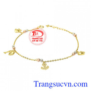 Lắc tay vàng nữ dễ thương được chế tác xinh xắn tạo vẻ trẻ trung cho người đeo.