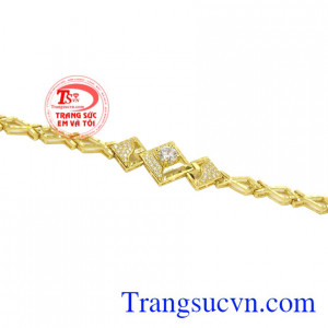 Sản phẩm toát lên cá tính và phong cách thời trang khi kết hợp cùng trang phục công sở.