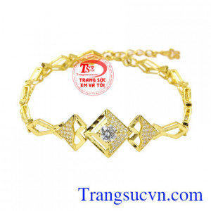 Lắc tay vàng nữ sang trọng hiện đang là sản phẩm mới được ưa chuộng gần đây.