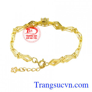 Lắc tay vàng nữ sang trọng là món quà tặng đầy ý nghĩa dành cho người thân và bạn bè vào các dịp đặc biệt.