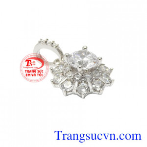 Sản phẩm có thể kết hợp cùng dây chuyền bạc mang lại vẻ thanh lịch và vô cùng hợp thời trang.