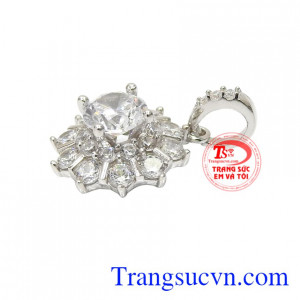 Chiếc mặt dây này phù hợp để kết hợp cùng những bộ váy nữ tính tôn lên nét đẹp của phái đẹp.