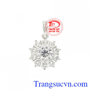 Mặt bạc nữ tinh tế được chế tác tinh xảo bắt sáng tạo vẻ lấp lánh.