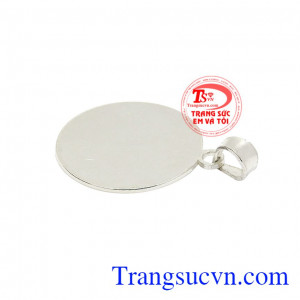 Sản phẩm có thể khắc tên hoặc những họa tiết theo yêu cầu. Mặt dây bạc khắc tên