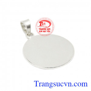 Mặt dây bạc khắc tên đang là xu hướng được rất nhiều khách hàng lựa chọn hiện nay.